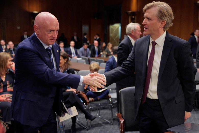 미 상원 군사위원회 마크 켈리 상원의원(왼쪽)이 3월 4일 워싱턴 DC 미 의회 상원 의사당 건물에서 열린 인준청문회에서 도널드 트럼프 대통령의 국방부 정책차관 지명자인 엘브리지 콜비 후보와 악수하고 있다. / AFP  연합뉴스