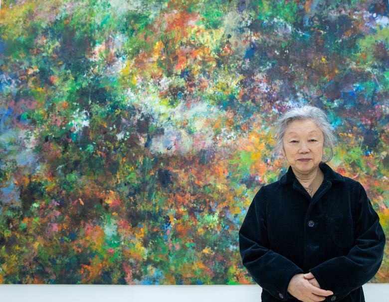 전시장 로비에 걸린 '북원' 앞에 서 있는 강명희 작가. /조인원 기자