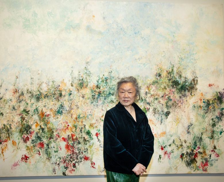 전시장에 걸린 작품 앞에 선 강명희 작가. /조인원 기자