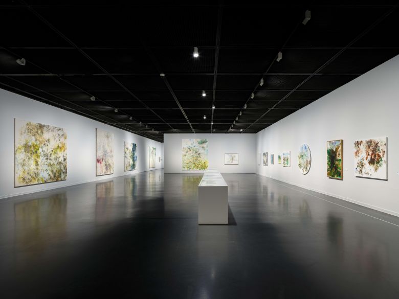 강명희 개인전이 열리고 있는 서울시립미술관 서소문본관 1층 전시장 전경. /서울시립미술관