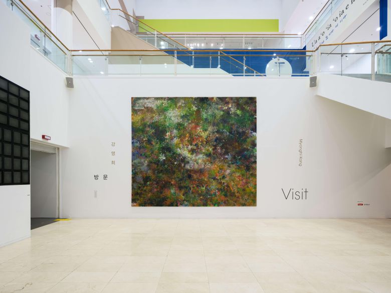 1층 전시장 로비에 걸린 강명희 작가의 '북원'. /서울시립미술관