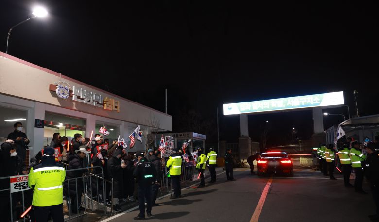 7일 경기도 의왕시 서울구치소 앞에서 윤석열 대통령 지지자들이 구호를 외치고 있다. /연합뉴스