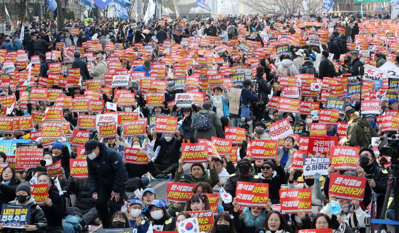 8일 오후 서울 종로구 안국동 사거리에서 열린 야5당 공동 윤석열 파면 촉구 2차 범국민대회에서 참가자들이 윤 대통령 탄핵을 촉구하고 있다. /남강호 기자