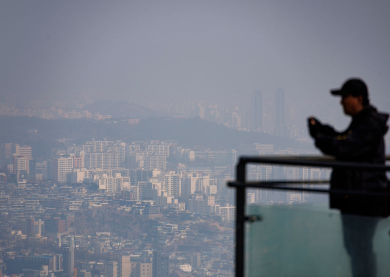 서울의 대기가 초미세·미세먼지 나쁨을 기록하고 있는 10일 서울 남산을 찾은 관광객들이 뿌연 대기에 잠긴 서울 시내를 바라보고 있다. /연합뉴스
