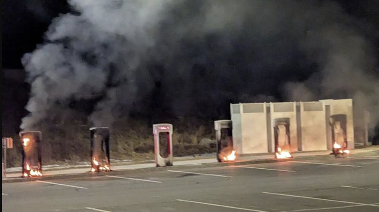 5일 보스턴 외곽의 쇼핑센터에서 테슬라 충전기가 불타는 모습. /보스턴 소방 당국