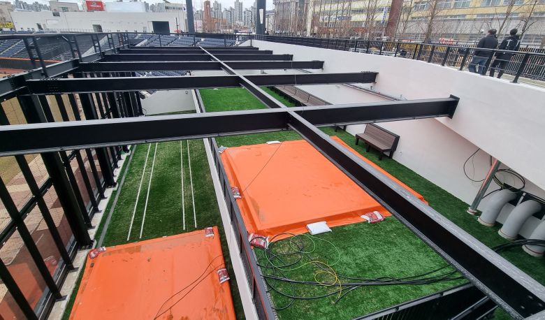 외야에 자리 잡은 복층 불펜이 그 위용을 자랑하고 있다. /신현종 기자