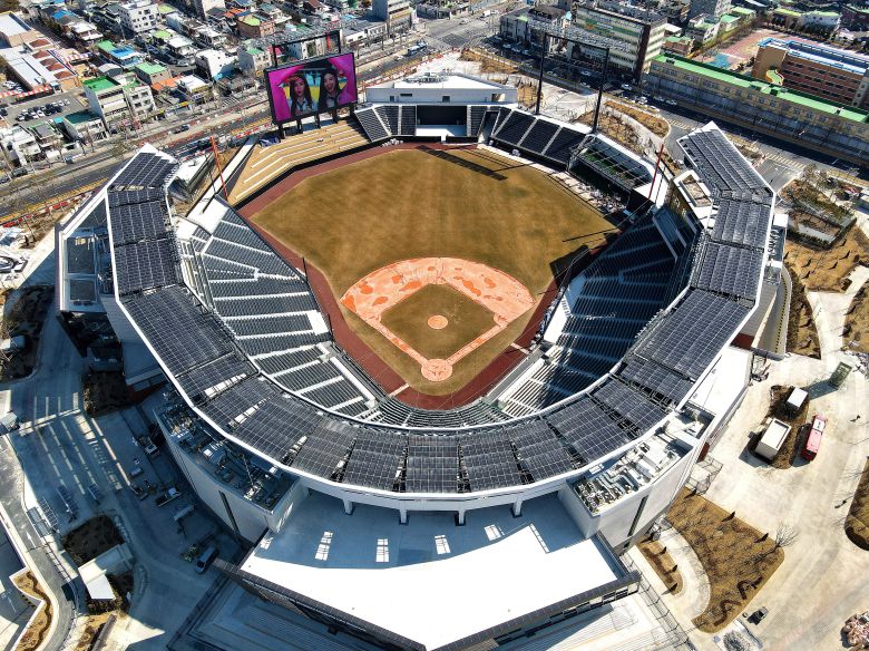 한화생명 볼파크는 오각형 모양의 외야 펜스로 좌측 99m, 우측 95m, 중앙까지 122m의 비대칭 그라운드가 형성됐다. /신현종 기자