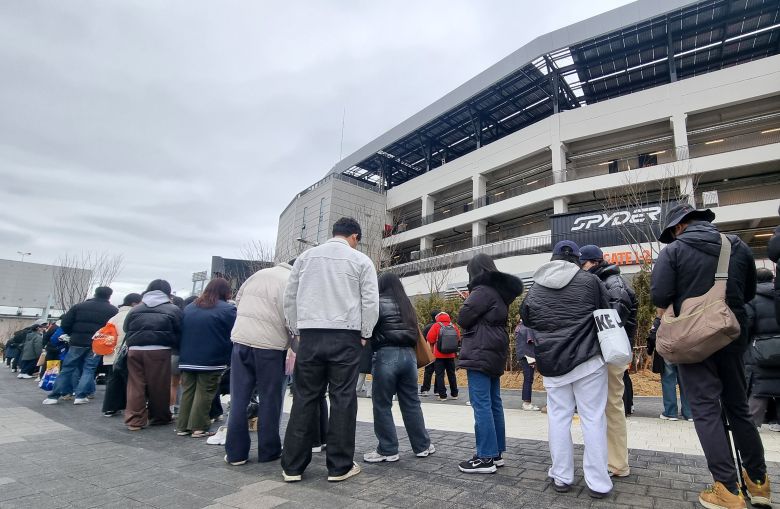 대전 한화생명 볼파크가 3년 공사를 마치고 지난 5일 공식 개장한 가운데 팬들이 야구장 안으로 입장하고 있다. /신현종 기자