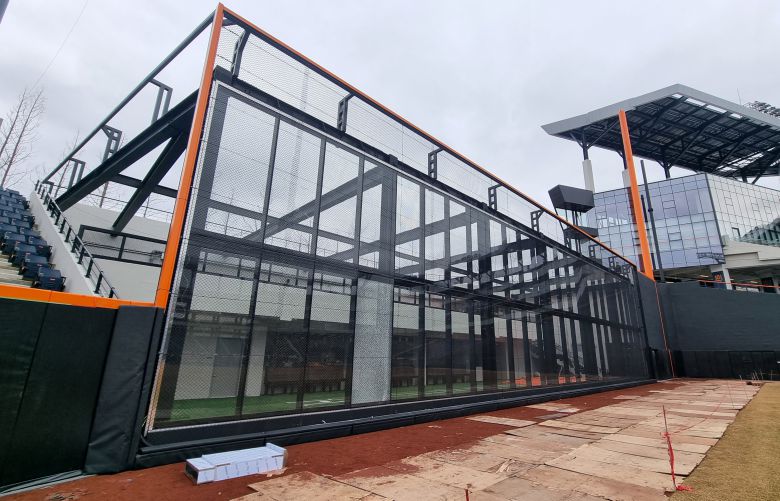 우측 외야에 설치된 8m 높이의 몬스터 월. 한국 KBO리그에서는 볼 수 없던 특색 있는 명물이 될 것이다. /신현종 기자