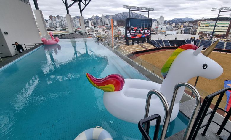 3루측 관중석 상단에 설치된 인피니티 풀. /신현종 기자