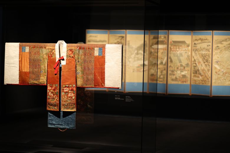 옛 모습을 되찾은 조선 시대 '활옷'(왼쪽)과 '평안감사 도과 급제자 환영도'가 리움미술관 M1 2층에 전시된 모습. /연합뉴스