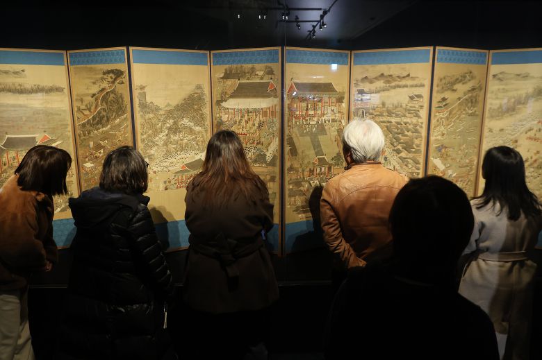 10일 리움미술관에서 열린 언론공개회에서 참석자들이 '평안감사 도과 급제자 환영도' 병풍을 살펴보고 있다. /연합뉴스