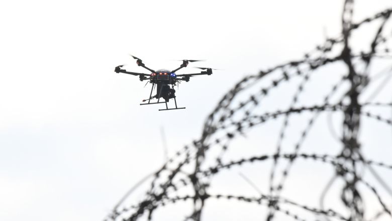 25사단 장병들이 소총사격무인항공기를 활용해 의심시설 내 대항군을 공격하고 있는 모습. 회전익 드론 하부에 소총이 달려있다. /육군