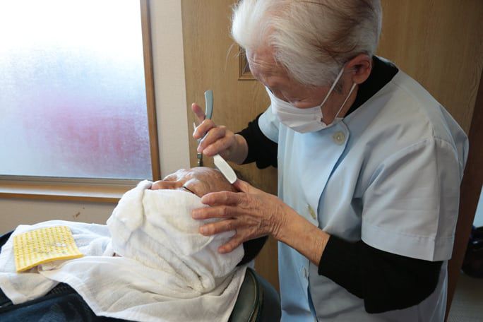 일본의 108세 여성 시츠이 하코이시가 ‘세계에서 가장 나이 많은 여성 이발사’로 기네스 세계 기록에 등재됐다. /기네스 세계 기록