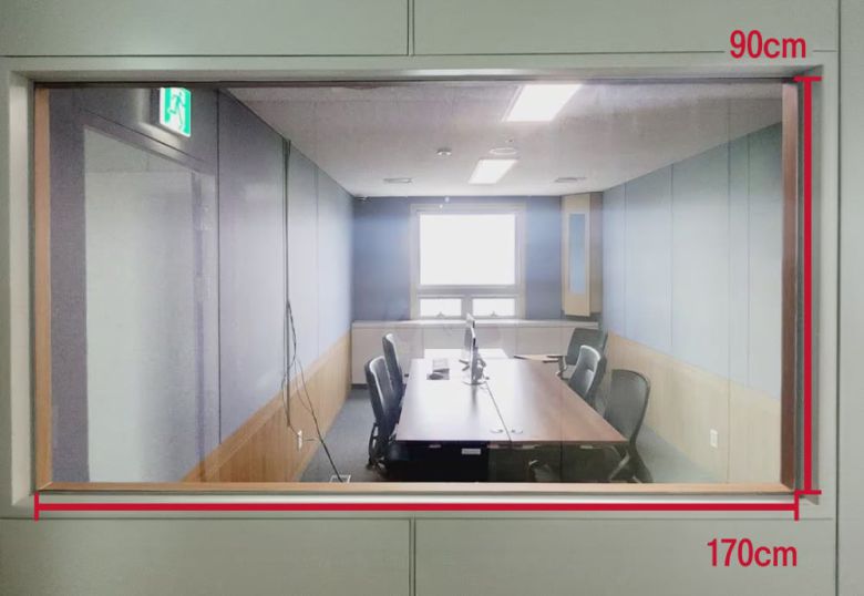 이화영 전 경기도 평화부지사가 '검찰 술자리 회유'가 이뤄졌다고 주장한 수원지검 1313호 검사실 내 영상녹화실의 모습. 수원지검은 "김광민 변호사는 작은 유리창을 통해 영상녹화실 안을 들여다 보아야 하기 때문에 시야가 충분히 확보되지 못한다고 주장했지만, 유리창의 실제 크기는 가로 170cm, 세로 90cm로 교도관이 직접 시야에서 근접 계호했다"고 밝혔다. /수원지검