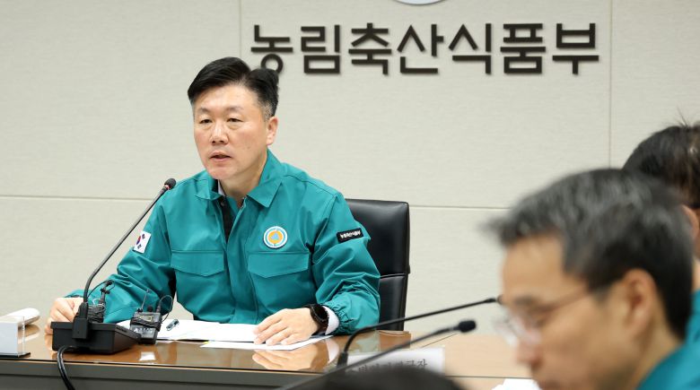 박범수 농림축산식품부 차관이 지난 14일 오전 세종시 정부세종청사 농식품부 상황실에서 전남 영암군 한우농가에서 발생한 구제역 관련 중앙사고수습본부 회의를 주재하며 발언하고 있다. /뉴스1