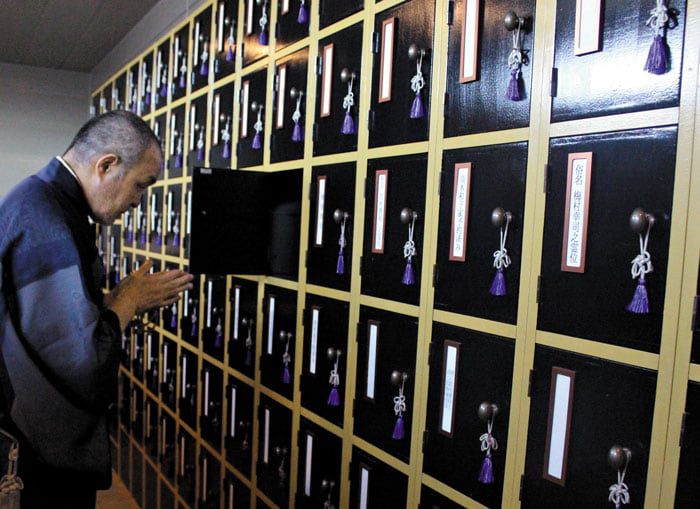 고독사한 사람들의 시신을 화장해 봉안하고 있는 일본 한 사찰의 납골당. /조선일보 DB