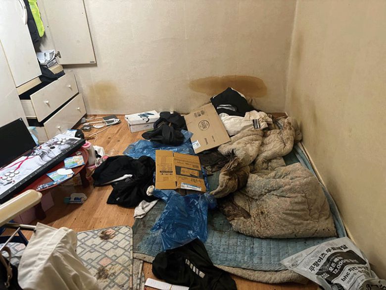 지난해 10월 16일 서울 가리봉동의 한 원룸에서 고독사한 사망자가 운명한 자리가 시신만 수습된 채 그대로 방치되어 있다. /사진 이용규