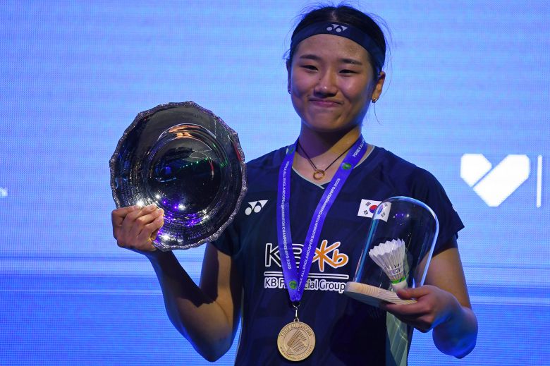 한국의 안세영이 16일(현지 시각) 영국 버밍엄에서 열린 배드민턴 전영 오픈 여자 단식에서 우승한뒤 우승 트로피를 들어보이고 있다. /AP 연합뉴스