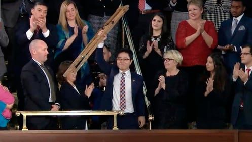 탈북민 출신인 지성호 전 국민의힘 의원이 트럼프 정부 1기 때인 2018년 의회 연두교서(SOTU) 연설에서 도널드 트럼프 대통령의 호명에 목발을 올려 호응하고 있다. /조선일보DB