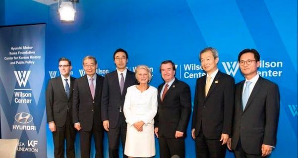 지난 2015년 6월 워싱턴 DC의 우드로 윌슨센터 '현대차-KF 한국역사 및 공공정책 연구센터' 발족식 모습. (왼쪽부터 당시 직함 기준으로) 제임스 퍼슨 우드로 윌슨 센터 한국연구센터 담당 연구원, 선준영 전 유엔대표부 대사, KF 유현석 이사장, 제인 하먼 우드로 윌슨 센터 소장, 에드 로이스 미 하원 외교위원장, 안호영 주미 한국대사, 이광국 현대차 워싱턴사무소장. /조선일보DB