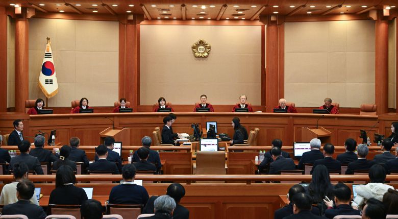 문형배 헌법재판소장 직무대행을 비롯한 헌법재판관들이 2월 25일 서울 종로구 헌법재판소 대심판정에서 열린 윤석열 대통령 탄핵심판 최종 변론에 입장해 재판을 기다리고 있다./뉴스1