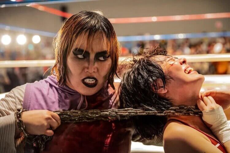 지난해 8월 넷플릭스에 공개된 일본 드라마 ‘극악여왕’의 한 장면. 1980년대 여자 프로레슬링팀 극악동맹 리더 ‘덤프 마츠모토(왼쪽)’의 실화를 기반으로 했다./넷플릭스