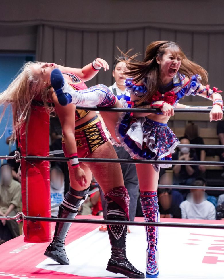 일본 도쿄 분쿄구 코라쿠켄홀에서 지난해 6월 열린 여자 프로 레슬링 경기 장면/쓰레드