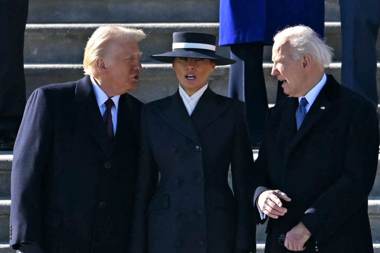 도널드 트럼프 대통령과  멜라니아 트럼프가 지난 1월 20일 미 의회의사당 밖에서 취임식이 끝나고 떠나는 조 바이든 전 대통령을 배웅하고 있다. /AFP 연합뉴스