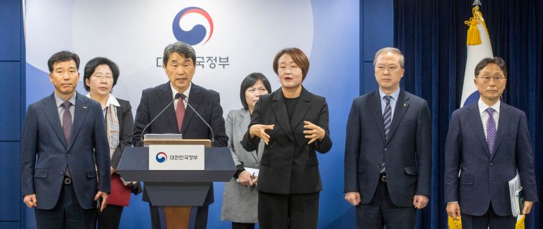 이주호 부총리 겸 교육부 장관이 2025년 3월 7일 서울 종로구 정부서울청사에서 학생 복귀 및 의대교육 정상화 브리핑을 하고 있다. 의과대학 선진화를 위한 총장협의회 회장단 양오봉 전북대 총장, 이해우 동아대 총장, 한국의과대학의학전문대학원협회 이종태 이사장 등이 참석하고 있는 모습. /김지호 기자