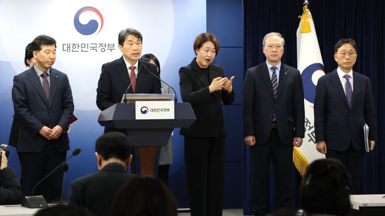 이주호 사회부총리 겸 교육부 장관이 7일 서울 종로구 정부서울청사에서 학생 복귀 및 의대교육 정상화 관련 브리핑을 하고 있다./뉴스1