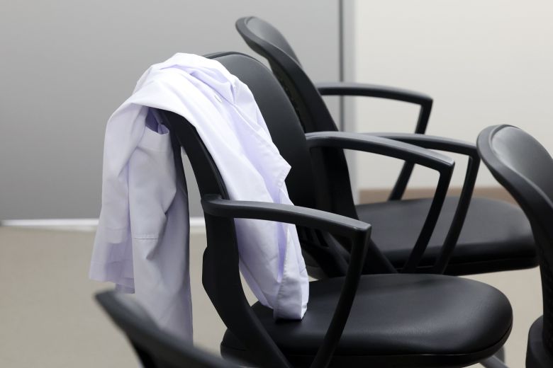 교육부가 전국 의과대학이 있는 40개 의대에 의대생의 대규모 집단휴학은 불가하다는 방침을 재차 알린 이날 서울 시내 한 의과대학 연구실 의자에 가운이 걸려 있다./연합뉴스