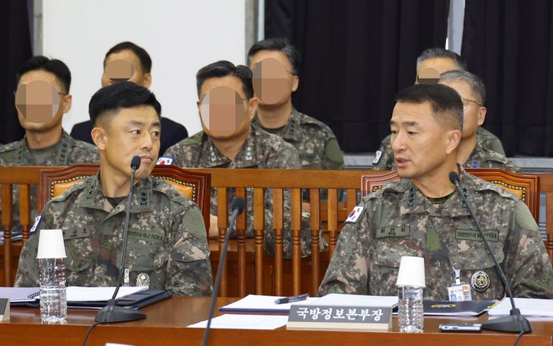 지난해 국회 정보위원회 국정감사에 출석한 원천희 국방정보본부장이 문상호 정보사령관(왼쪽)과 이야기 하고 있다. /국회사진기자단