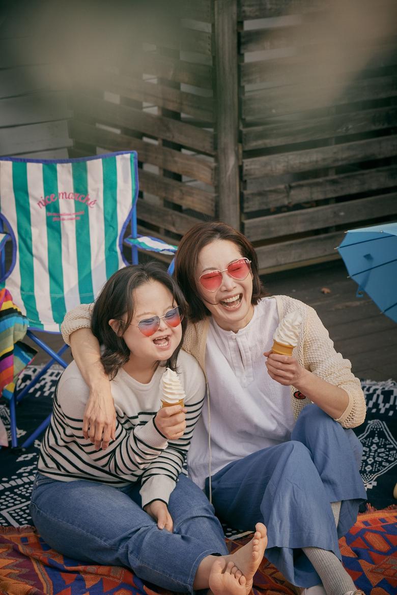 연극 '젤리피쉬'의 딸 '켈리'(백지윤·왼쪽)과 엄마 '아그네스'(정수영). /크리에이티브테이블 석영