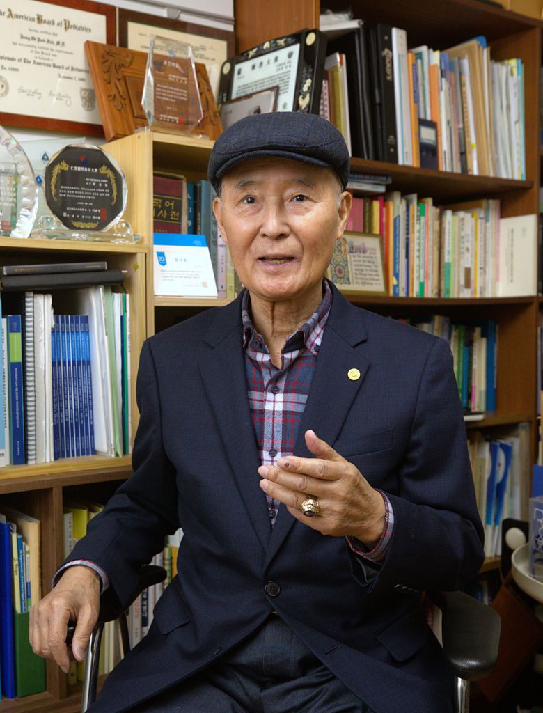 췌장암 말기 투병 중인 박정한 대구가톨릭의대 석좌교수가 대구 수성구 자택에서 가진 인터뷰에서 의대생들의 복귀를 촉구했다./김동환 기자