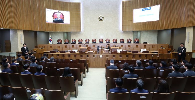 조희대 대법원장을 비롯한 대법관들이 20일 오후 서울 서초구 대법원 대법정에서 전원합의체 선고를 위해 자리에 앉아있다. /뉴스1