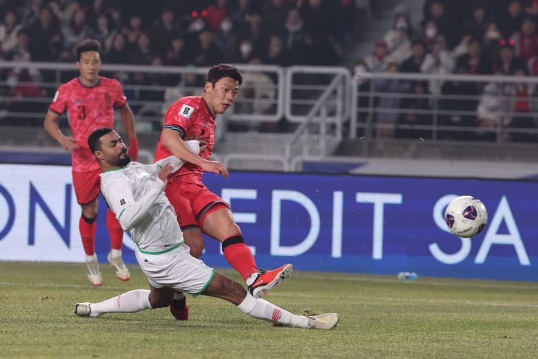 20일 월드컵 아시아 3차 예선 한국과 오만의 경기에서 황희찬이 선제골을 넣고 있다./연합뉴스