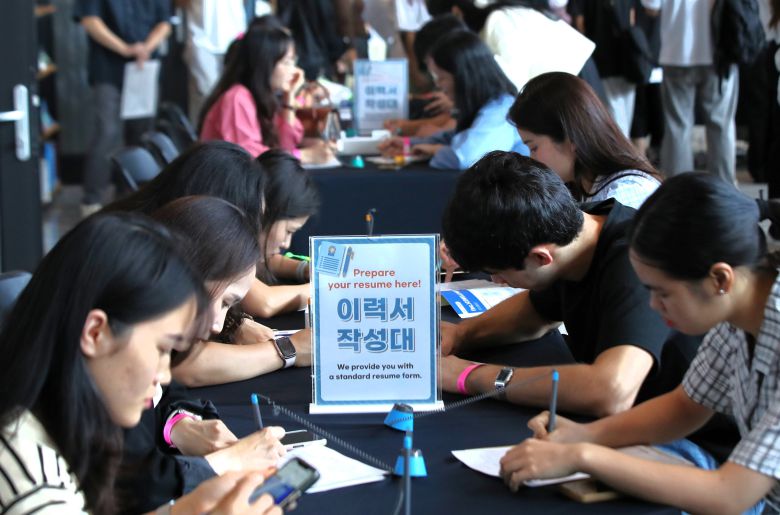 지난해 9월 27일 오후 부산 남구 경성대학교 건학기념관에서 2024 부산광역시 외국인 유학생 취업박람회가 열려 외국인 유학생들이 이력서를 작성하고 있다. 사진은 기사와 직접 관련은 없음. /김동환 기자