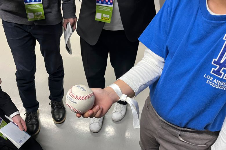 오타니 홈런볼을 잡은 10살 소년이 공을 기자들에게 보여주고 있다. /AP 연합뉴스