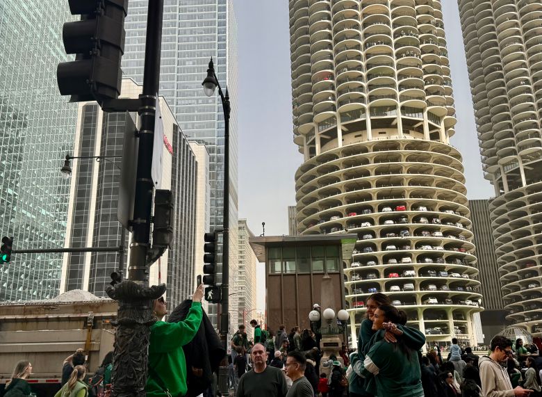 시카고의 ‘성 패트릭스 데이(Saint Patrick‘s Day)’ 이벤트. 삼위일체의 상징인 샴록(shamrock, 클로버) 문양이 새겨진 모자나 액세서리, 녹색 의상을 입고 퍼레이드를 한다. 전 도시가 녹색의 물결이다./박진배