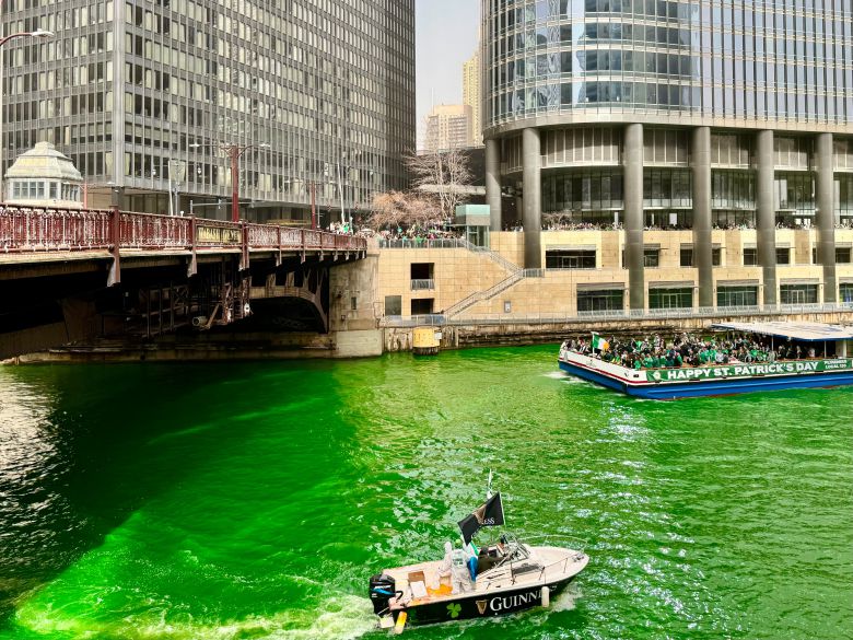 시카고의 강 염색 이벤트. 다른 도시가 시카고의 강 염색 이벤트를 흉내내지 못하는 건 건축 환경 때문이다. ‘미국의 건축 수도’라는 별명답게 시카고 강 주변 건축물과 다리들이 지극히 아름다워서 행사를 더욱 빛내는 것이다./박진배