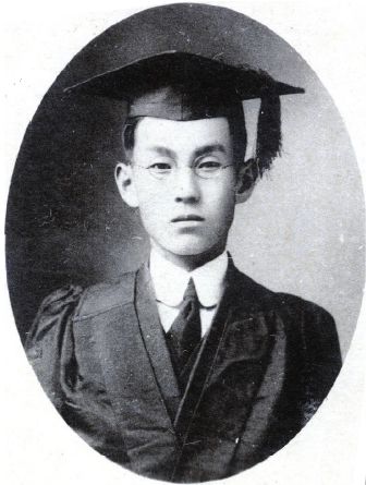 1919년 연희전문 수물과를 졸업한 이원철의 졸업사진. 강사로 2년간 일하다 1922년 미국으로 유학갔다. /이원철 박사 60주기 추모기념식 자료