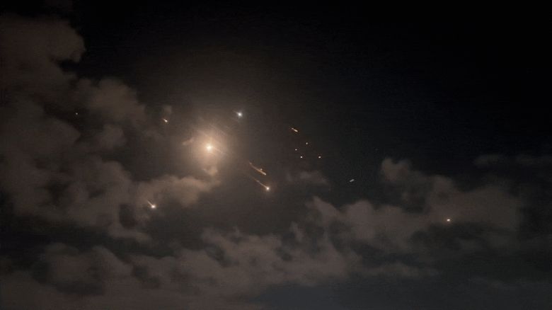 2024년 10월 1일 이란이 쏜 미사일을 이스라엘 요격 미사일이 격추하는 장면. /유튜브 캡처