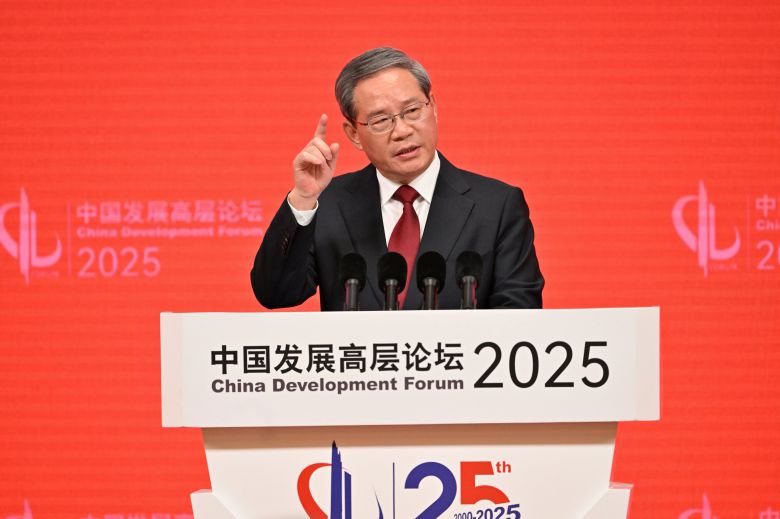 리창 중국 총리가 23일 베이징에서 열린 중국발전고위층포럼에서 연설하고 있다./AP 연합뉴스