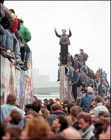 1989년 11월 서베를린 시민들이 무너진 장벽을 넘어오는 동독 주민들을 향해 환호하고 있다. /독일공영방송