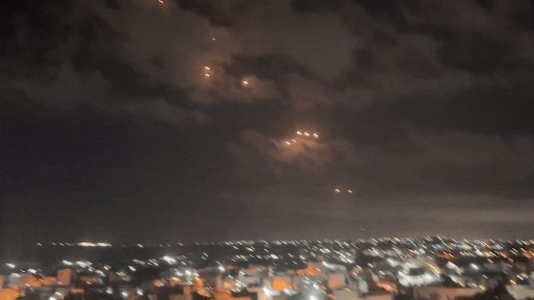 2024년 10월 1일(현지시각) 이란이 쏜 미사일이 도시로 향하고 있다. /유튜브 캡처