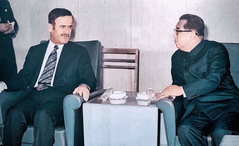 1974년 10월 하페즈 알아사드 시리아 대통령이 방북해 평양에서 김일성을 만나 대화하고 있다. 하페즈 알아사드는 2024년 12월 축출된 바샤르 알아사드의 부친이다. /시리아관영통신
