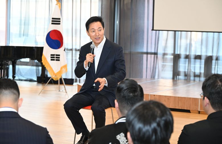 오세훈 서울시장이 19일 오후 숭실대학교 형남홀에서 전국총학생협의회 및 숭실대학교 재학생 등 100여명을 대상으로 '왜 다시 성장인가. 미래세대 위한 국가'를 주제로 특강을 하고 있는 모습./서울시