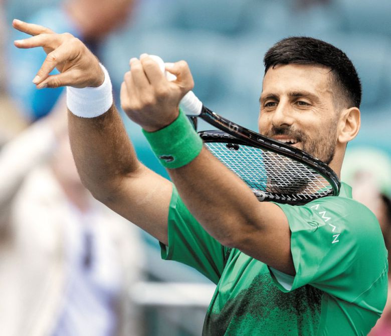 24일 조코비치가 마이애미오픈 3회전 승리 후 바이올린을 켜는 듯한 세리머니를 했다. /EPA 연합뉴스