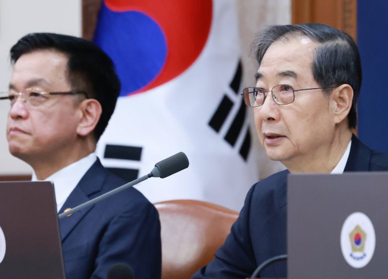 한덕수 대통령 권한대행 국무총리가 25일 오전 정부서울청사에서 국무회의를 주재하고 있다.왼쪽은 최상목 경제부총리. /연합뉴스